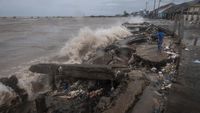 Kondisi Teluk Labuan Usai Diterjang Gelombang Tinggi