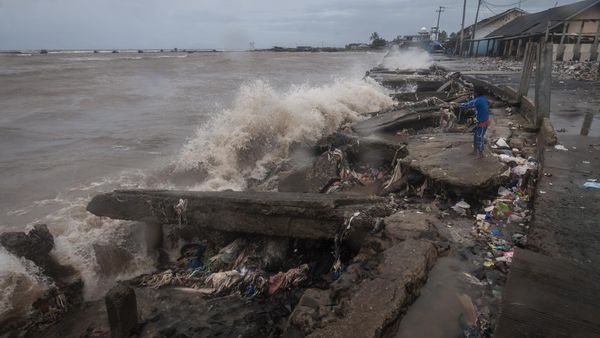 Kondisi Teluk Labuan Usai Diterjang Gelombang Tinggi