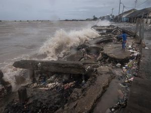 Kondisi Teluk Labuan Usai Diterjang Gelombang Tinggi