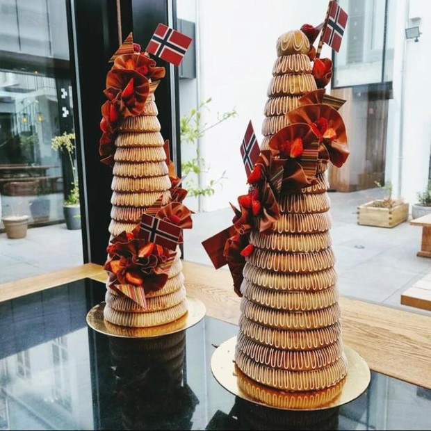 Kransekage Sajian khas Denmark berupa kue yang disusun membentuk menara dengan hiasan bendera Denmark diatasnya