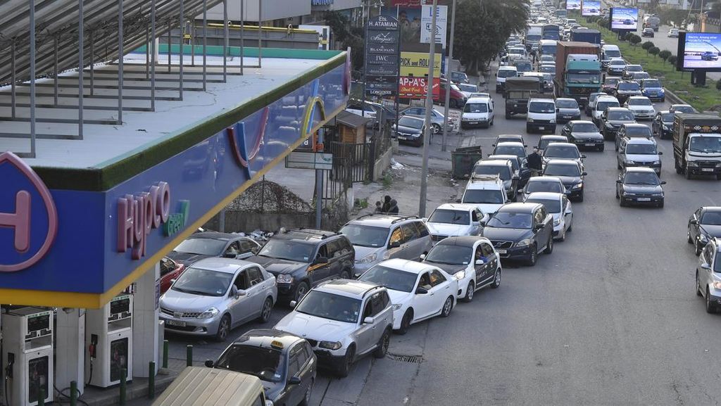 Krisis BBM di Lebanon, Mobil Antre Mengular di SPBU Krisis BBM di Lebanon, Mobil Antre Mengular di SPBU