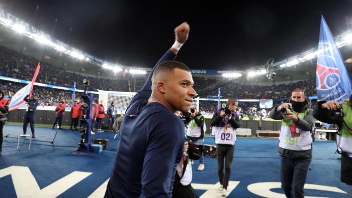 PARIS, FRANCE - DECEMBER 28: Kylian Mbappe #7 of Paris Saint-Germain celebrates the victory during the Ligue 1 match between Paris Saint-Germain and RC Strasbourg at Parc des Princes on December 28, 2022 in Paris, France. (Photo by Xavier Laine/Getty Images)