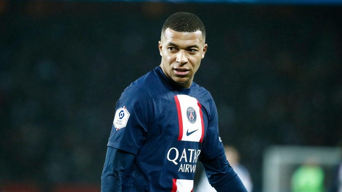 PARIS, FRANCE - DECEMBER 28: Kylian Mbappe #7 of Paris Saint-Germain looks on during the Ligue 1 match between Paris Saint-Germain and RC Strasbourg at Parc des Princes on December 28, 2022 in Paris, France. (Photo by Catherine Steenkeste/Getty Images)