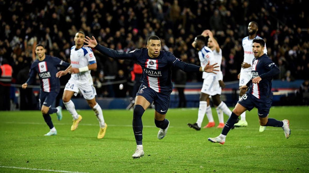 PSG menang secara dramatis dengan skor 2-1 atas Strasbourg berkat penalti Kylian Mbappe (Foto: AFP via Getty Images/JULIEN DE ROSA)