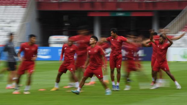 Sejumlah pesepak bola Timnas Indonesia berlatih menjelang pertandingan Grup A Piala AFF 2022 melawan Timnas Thailand di Stadion Utama Gelora Bung Karno (SUGBK), Jakarta, Rabu (28/12/2022). ANTARA FOTO/Akbar Nugroho Gumay/foc.