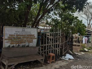 Dihantam Ombak Besar, Akses ke Makam Syekh Mudzakir Demak Terputus Dihantam Ombak Besar, Akses ke Makam Syekh Mudzakir Demak Terputus