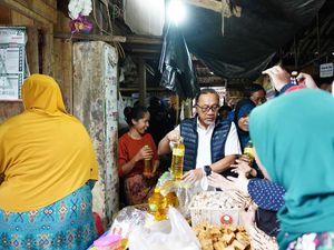 Blusukan di Pasar Sukorejo, Zulhas Cek Stok dan Harga Kebutuhan Pokok