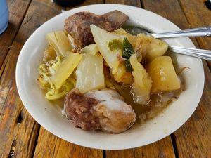Topping Kikilnya Melimpah! Ini Mie Kocok BPJS Abah yang Viral Topping Kikilnya Melimpah! Ini Mie Kocok BPJS Abah yang Viral