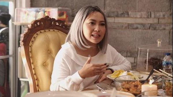 Momen Kuliner Seru Mpok Alpa Saat Makan Steak dan Jajanan Pasar