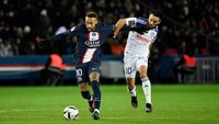 Duel Neymar vs Adrien Thomasson memang beberapa kali hadir di laga PSG vs Strasbourg tersebut. Foto: AFP via Getty Images/JULIEN DE ROSA