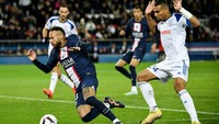 Dan inilah momen Neymar dari hero jadi zero. Ia mendapatkan kartu kuning kedua selang beberapa menit, akibat dinilai diving. Foto: AFP via Getty Images/JULIEN DE ROSA