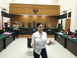 Nikita Mirzani Bebas Dari Rutan, Langsung Tersenyum Lebar