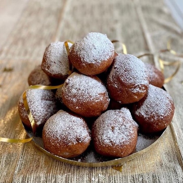 Oliebollen Kue goreng dengan campuran kismis khas Belanda yang dijual menyambut malam pergantian tahun
