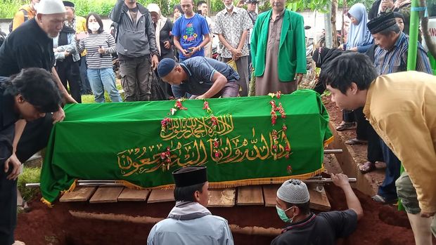 Pemakaman Jenazah Pak Ogah