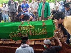 Tangis Keluarga Pecah Iringi Pemakaman Pak Ogah