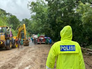 Rawan Longsor Susulan, Petugas Buka-Tutup Lalin Poros Maros-Bone di Camba