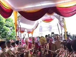 Viral Pernikahan Unik, Pengantinnya Disambut Upacara Tongkat Pora Pramuka