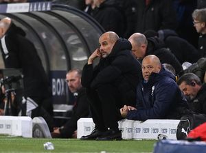 Man City Hajar Leeds, Guardiola kok Tendang Botol ke Bench Lawan? Man City Hajar Leeds, Guardiola kok Tendang Botol ke Bench Lawan?