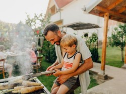 5 Tips Membuat Api Arang yang Panasnya Awet untuk Pesta BBQ