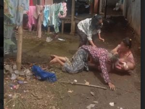 Jabar Hari Ini: Wanita Muda di Cianjur Smackdown Nenek Jabar Hari Ini: Wanita Muda di Cianjur Smackdown Nenek