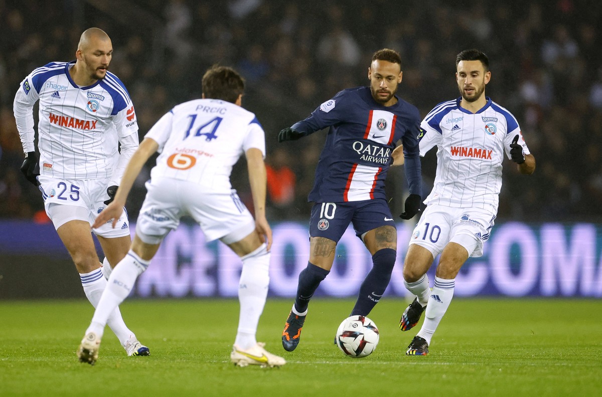 Neymar pamer skill lalu dikartu merah di laga PSG vs Strasbourg. (Foto: REUTERS/SARAH MEYSSONNIER)