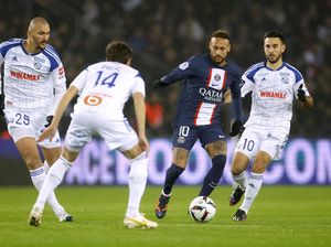 Neymar Gocek Lawan, Dikartu Merah Kemudian