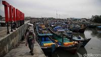 Ratusan Kapal Nelayan Cilincing Menganggur Akibat Cuaca Buruk