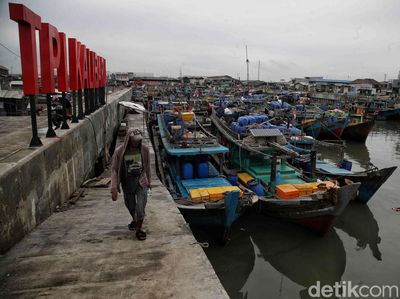 Ratusan Kapal Nelayan Cilincing Menganggur Akibat Cuaca Buruk