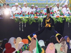 Kiai Muda Pendukung Ganjar Kenalkan Bahasa Arab ke Santri-Warga Gresik