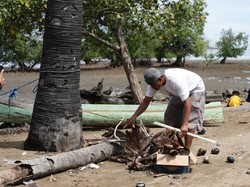 Komunitas Nelayan Relawan Ganjar NTT Bersih-bersih Pantai di Desa Tado