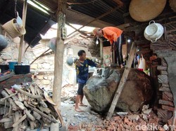 Rumah Warga Kediri Ambrol Diterjang Batu Longsor Diguyur Hujan