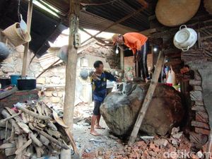 Rumah Warga Kediri Ambrol Diterjang Batu Longsor Diguyur Hujan Rumah Warga Kediri Ambrol Diterjang Batu Longsor Diguyur Hujan