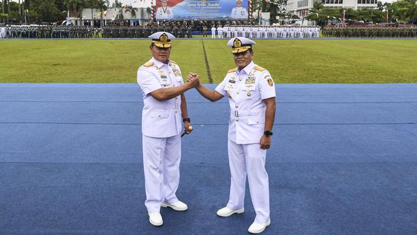 Salam Komando Muhammad Ali dan Yudo Margono Saat Sertijab KSAL