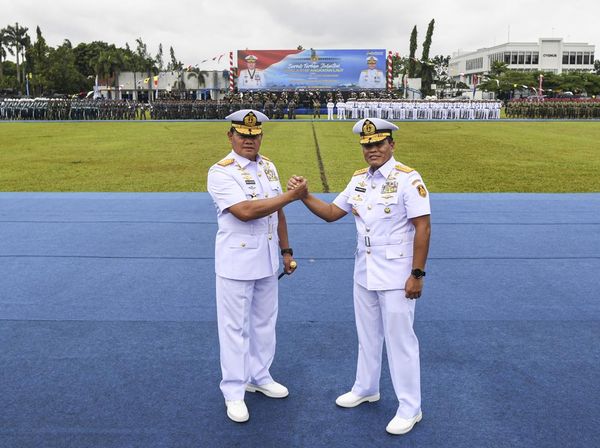 Salam Komando Muhammad Ali dan Yudo Margono Saat Sertijab KSAL