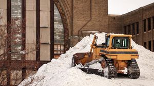 Salju Tebal yang Selimuti New York Mulai Dibersihkan