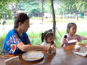 Gaya Nongkrong ala Sarwendah, Dasteran Sambil Tenteng Tas Chanel Rp 23 Juta