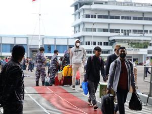 Tak Hanya Bawa Sembako, KRI Soeharso Angkut 800 Orang ke Bawean Tak Hanya Bawa Sembako, KRI Soeharso Angkut 800 Orang ke Bawean