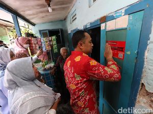Walkot Eri Pasang Stiker di Rumah Warga Miskin yang Berhak Dapat Bansos Walkot Eri Pasang Stiker di Rumah Warga Miskin yang Berhak Dapat Bansos