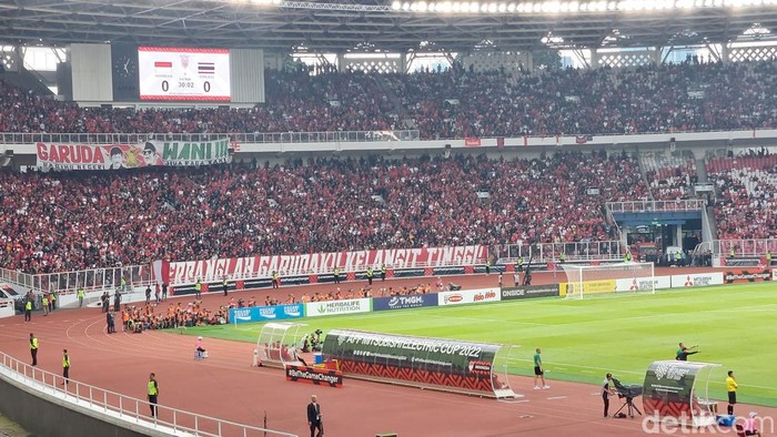 Suporter Indonesia saat melawan Thailand di Piala AFF 2022.