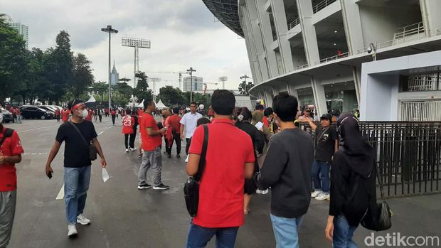 Suporter Timnas Indonesia begitu antusias menyaksikan laga melawan Thailand, Kamis, (29/12/2022). Fans Garuda sudah memadati Stadion Utama Gelora Bung Karno (SUGBK), Senayan, Jakarta sejak siang hari.