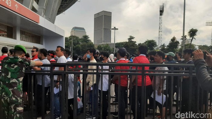 Suporter Timnas Indonesia begitu antusias menyaksikan laga melawan Thailand, Kamis, (29/12/2022). Fans Garuda sudah memadati Stadion Utama Gelora Bung Karno (SUGBK), Senayan, Jakarta sejak siang hari.