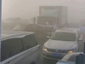 Detik-detik Tabrakan Beruntun Ratusan Mobil di China: Mobil Bertumpuk, Warga Panik!