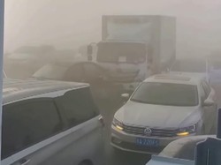 Detik-detik Tabrakan Beruntun Ratusan Mobil di China: Mobil Bertumpuk, Warga Panik!