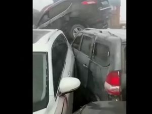 Ngeri 100 Mobil Bertumpuk Akibat Tabrakan Beruntun di China