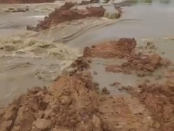 Viral Video Bernarasikan Tanggul di Serang Jebol, Begini Faktanya