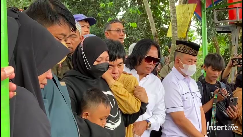 Tangisan Keluarga Usai Pak Ogah Dimakamkan