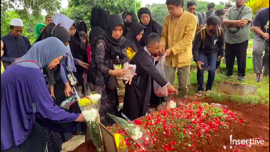 Tangisan Keluarga Usai Pak Ogah Dimakamkan Tangisan Keluarga Usai Pak Ogah Dimakamkan