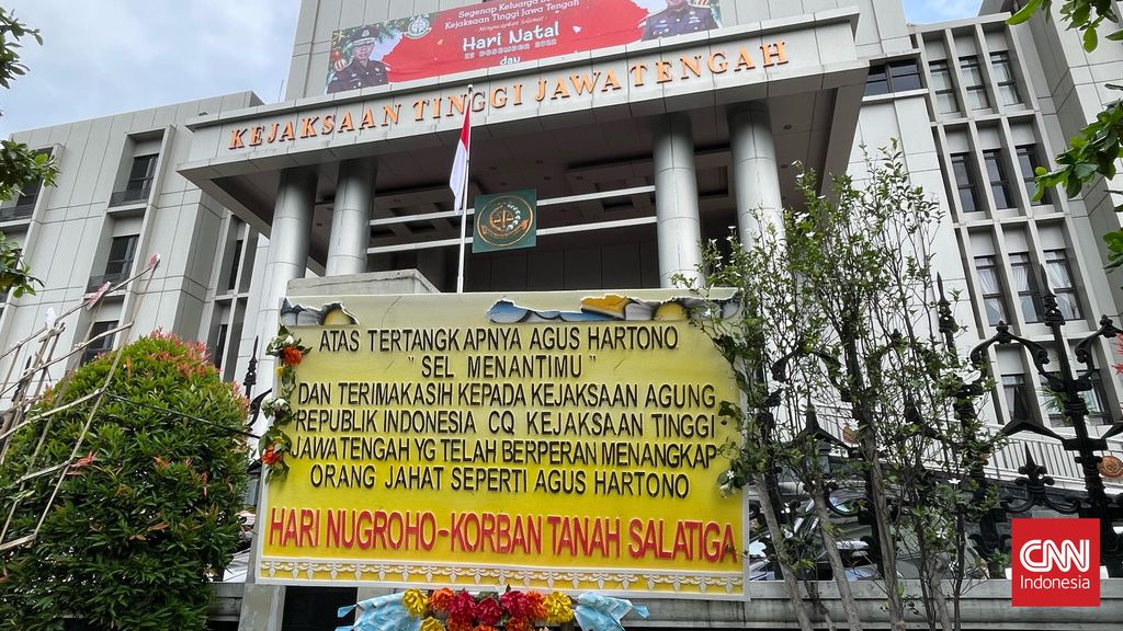 Banjir karangan bunga di Kantor Kejaksaan Tinggi Jawa Tengah di jalan Pahlawan Semarang atas penangkapan Agus Hartono.