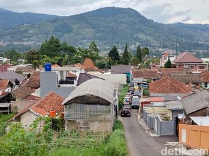 2 Pemandangan Kontras di Tanjakan Spongebob Lembang