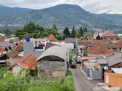2 Pemandangan Kontras di Tanjakan Spongebob Lembang